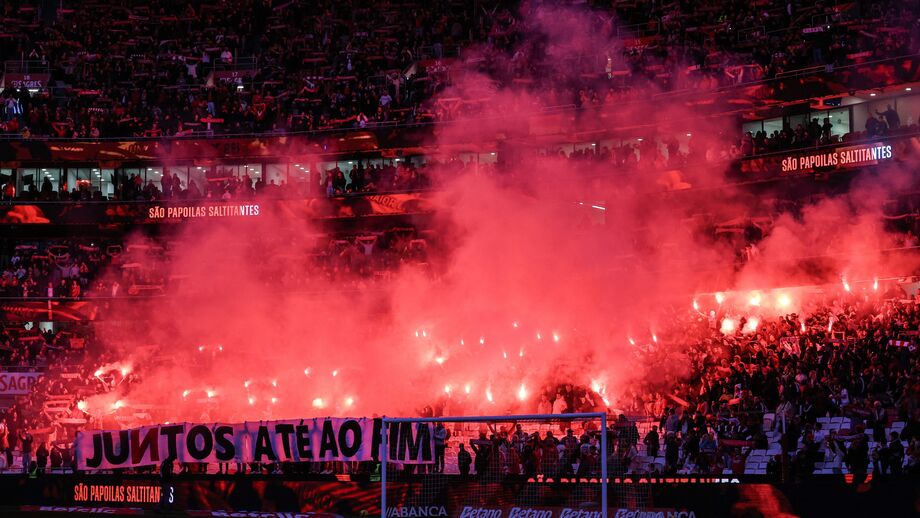 Benfica penalizado por pirotecnia no estádio