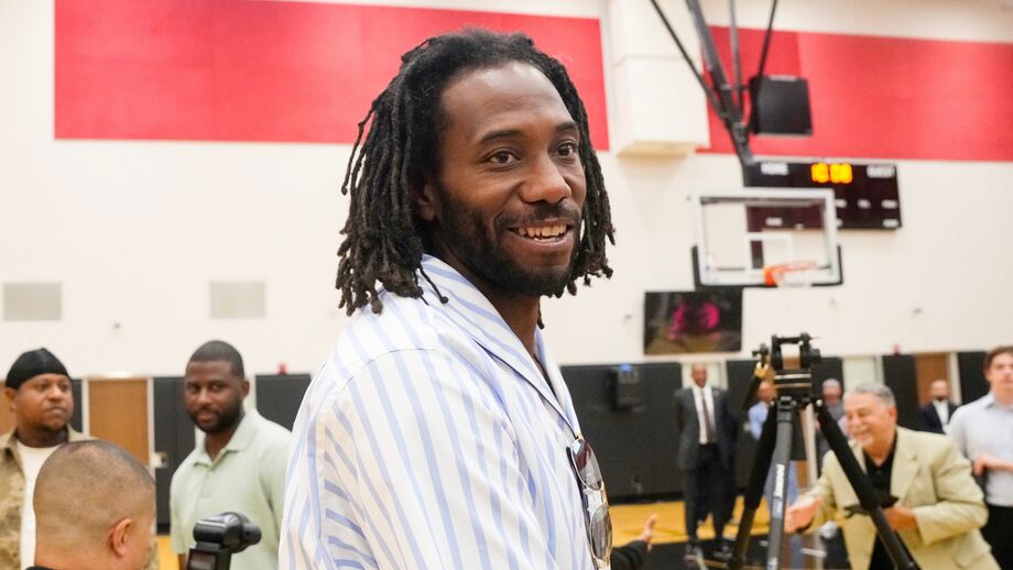 Kawhi Leonard fica à espera