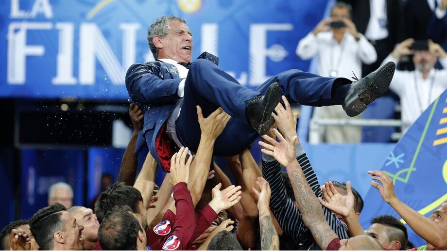 Fernando Santos atirado ao ar pelos jogadores após conquista do Euro 2016