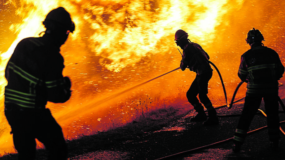 Os bombeiros têm sido incansáveis no combate às chamas 