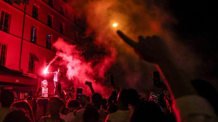 Adeptos franceses festejam passagem às meias-finais do Mundial'2026