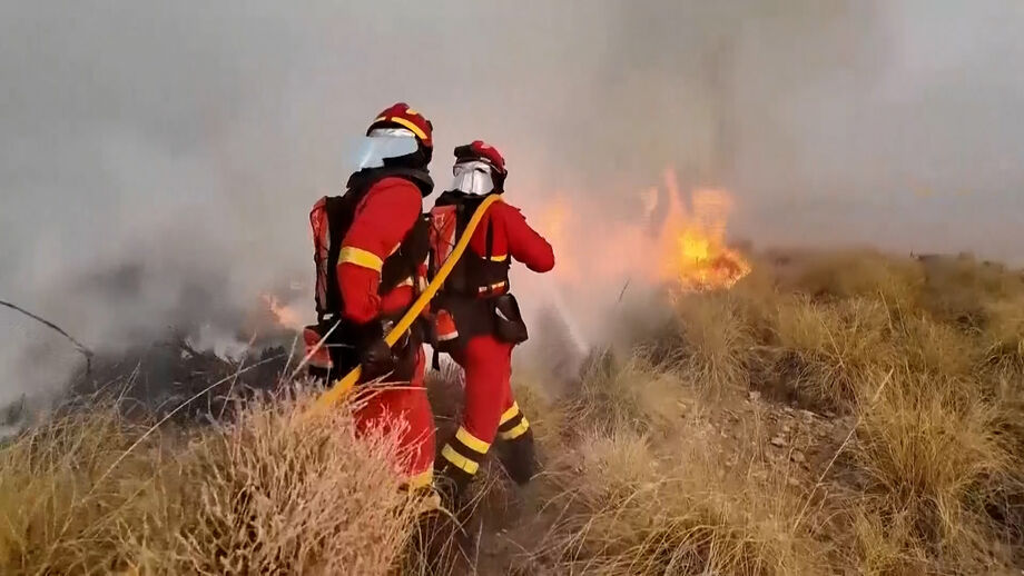  150 bombeiros e 220 militares das Unidade de Emergências mantêm-se no terreno
