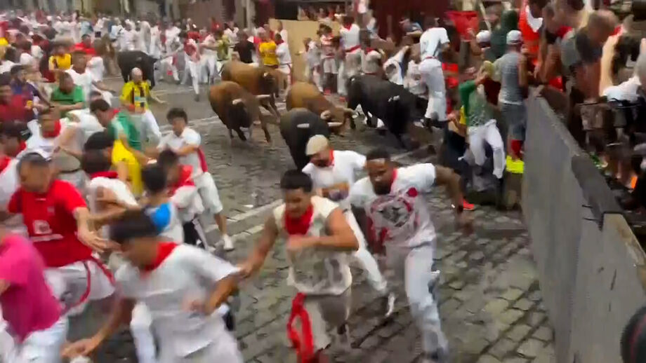 Milhares de pessoas enchem as ruas de Pamplona para cumprir esta tradição