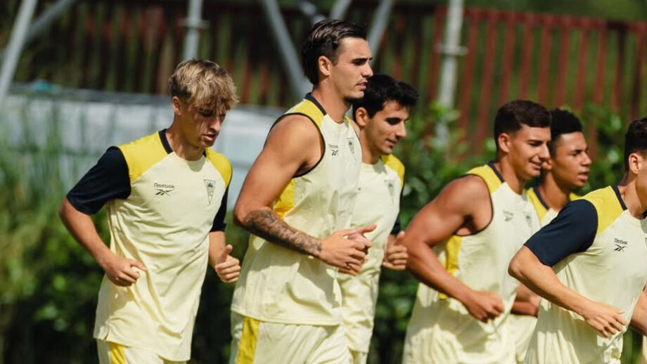 Ismael Sierra (ao centro) está a treinar com os canarinhos