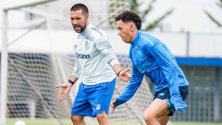 Farioli com Pepê em treino