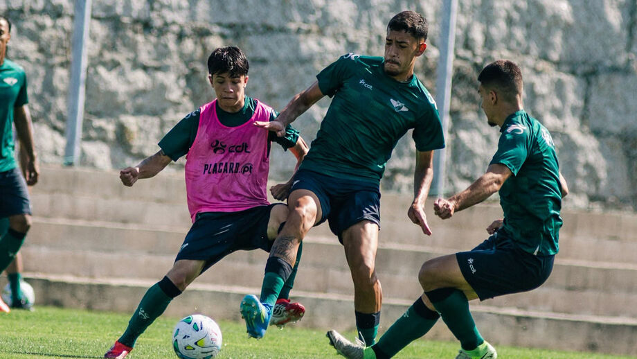 Os jogadores do Moreirense em ação no jogo entre a equipa principal e os sub-23