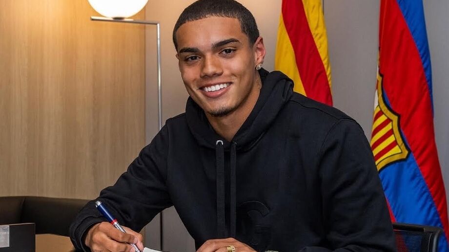 João Mendes, filho de Ronaldinho Gaúcho, já representou o Barcelona, clube no qual o pai brilhou