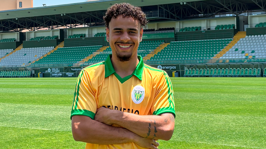 João Lima com as cores do Tondela