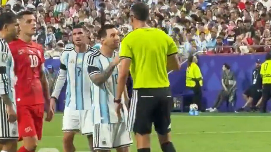 Astro argentino não terá gostado da maneira como o árbitro português lhe dirigiu a palavra