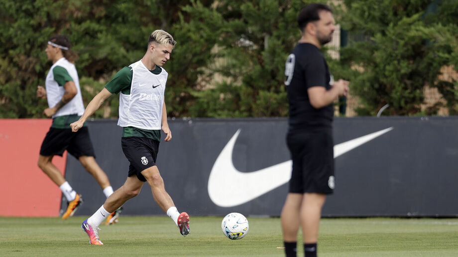 Jesse Derry em ação no primeiro treino do Sporting em Lagos