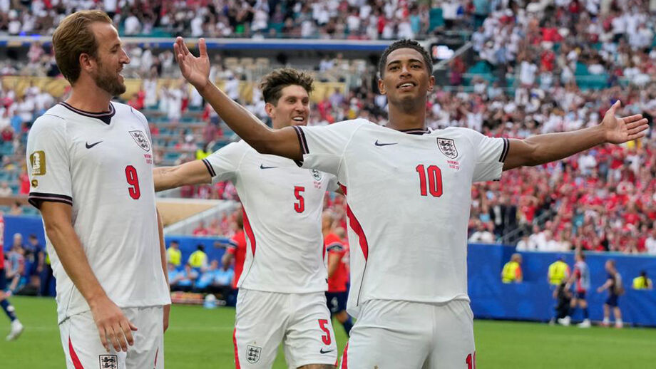 Jude Bellingham festeja com Harry Kane e Stones após marcar à Noruega