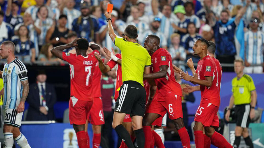 João Pinheiro exibe vermelho a Embolo