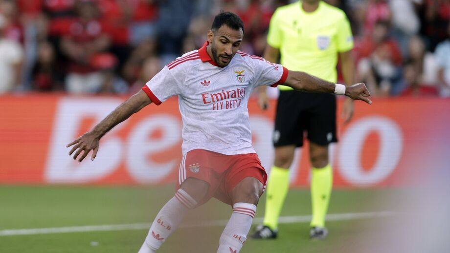 Pavlidis no momento em que marcou o golo de penálti frente ao Flamengo, no Algarve