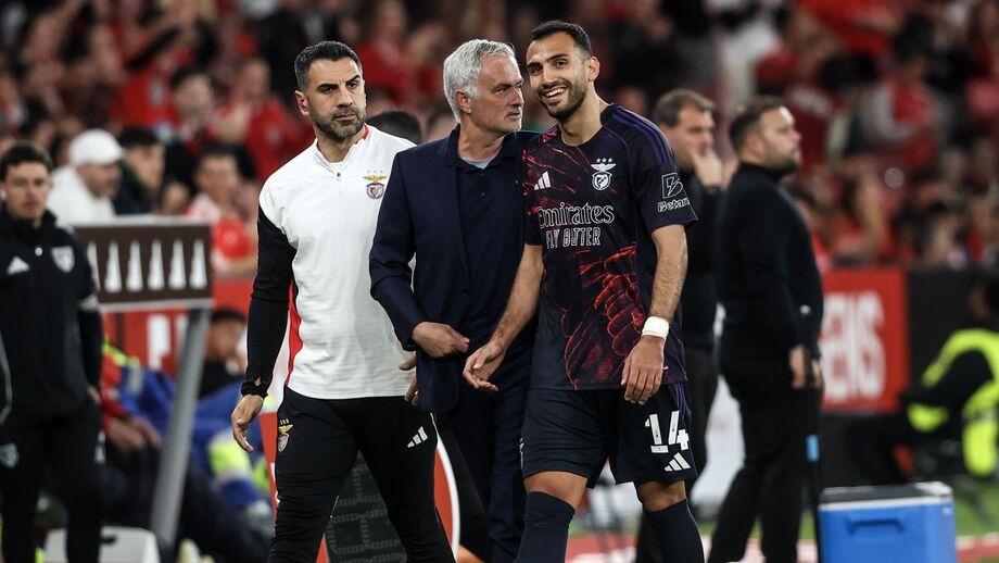 Pavlidis sorridente após pequena conversa com José Mourinho no momento da substituição