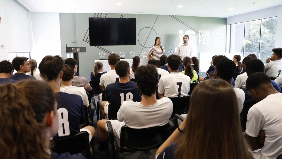 Nádia Tavares, psicóloga do desporto na Federação Portuguesa de Futebol, falou aos participantes