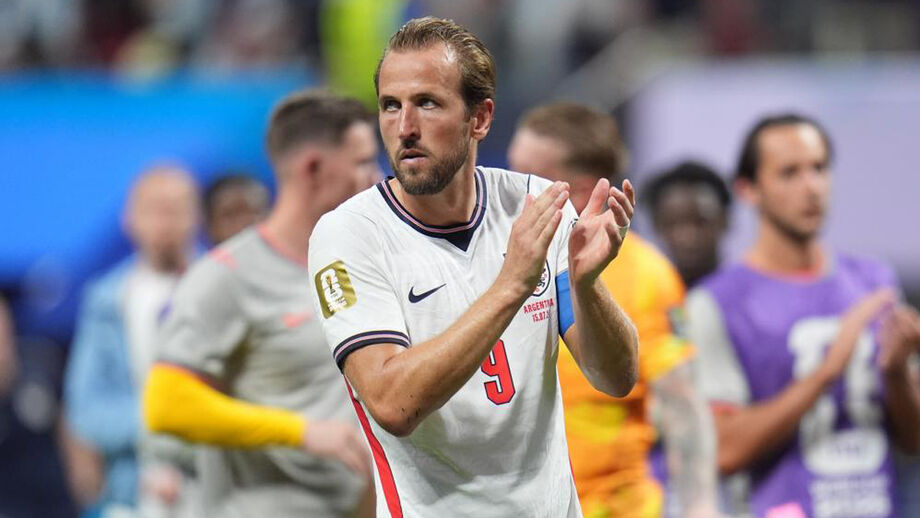 Harry Kane aplaude os adeptos ingleses após o jogo com a Argentina