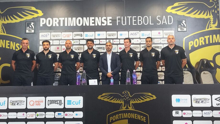 A nova equipa técnica do Portimonense, liderada por Alex Costa, com o presidente Rodiney Sampaio