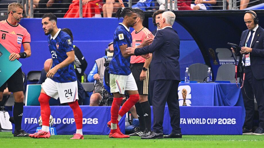 Didier Deschamps cumprimenta Olise no momento da substituição de Cherki