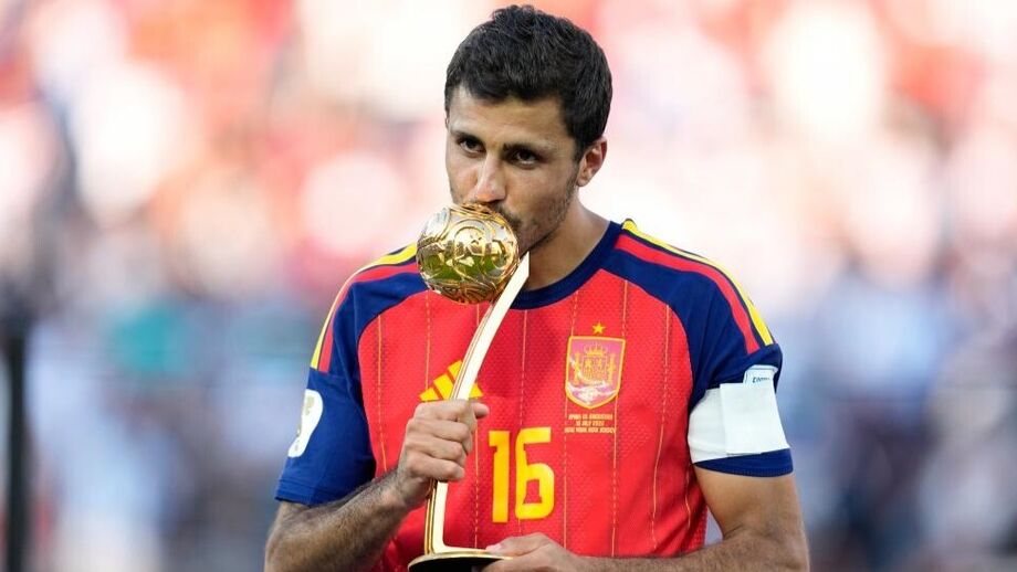 Rodri com o troféu