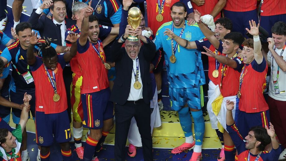 Luis de la Fuente ergue o troféu do Mundial'2026