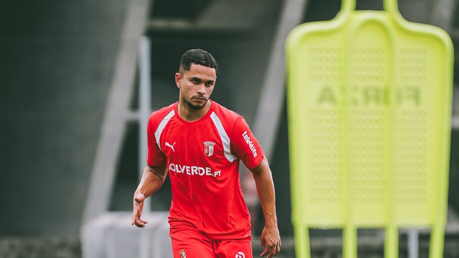 Gabriel Silva mostra-se no flanco esquerdo