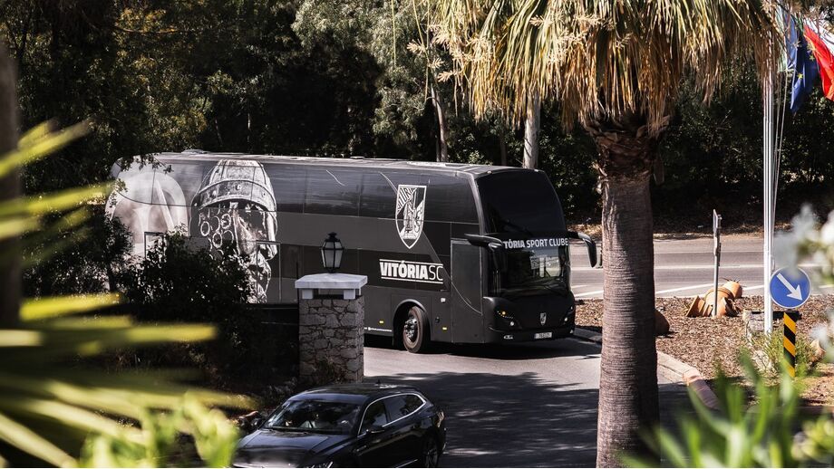Autocarro do V. Guimarães chega ao Estágio no Algarve