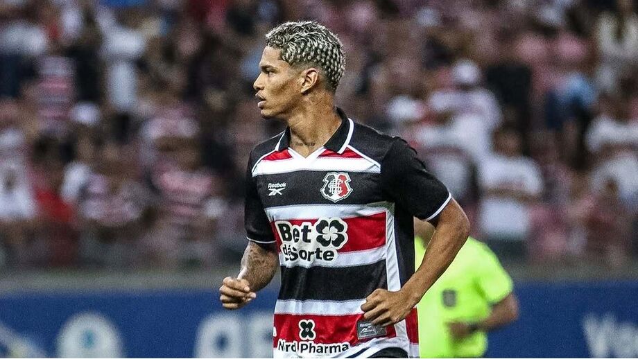 Marquinhos em ação pelo Santa Cruz