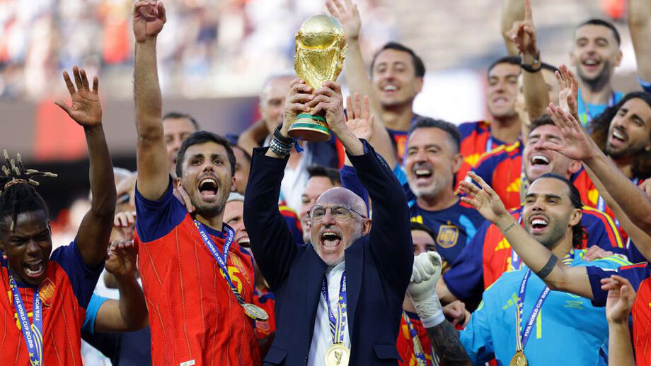 Luis de la Fuente levanta o troféu de campeão do Mundo nos EUA