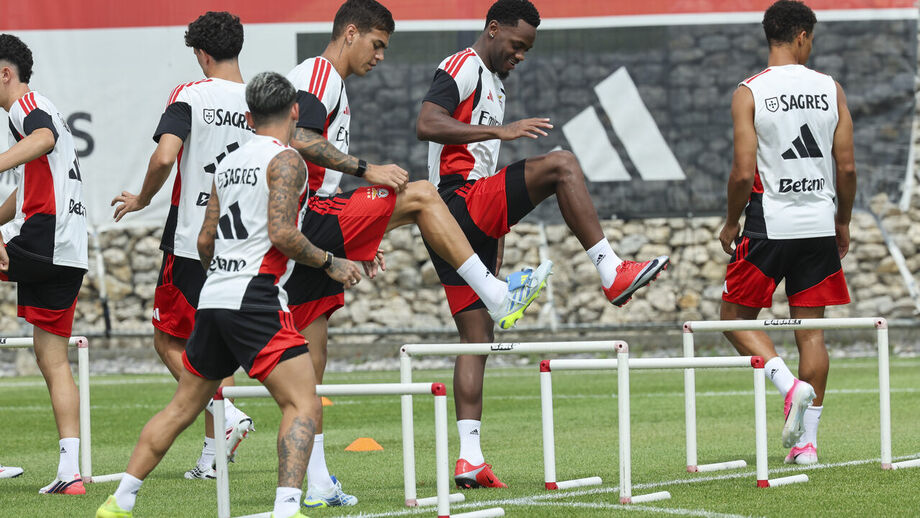 Jhon Durán na primeira sessão de treinos no Benfica Campus
