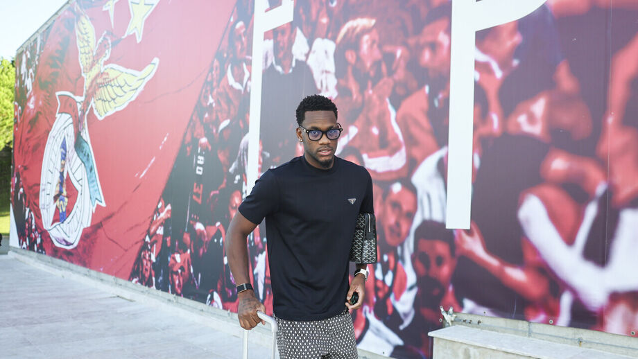 Jhon Durán à chegada ao Benfica Campus