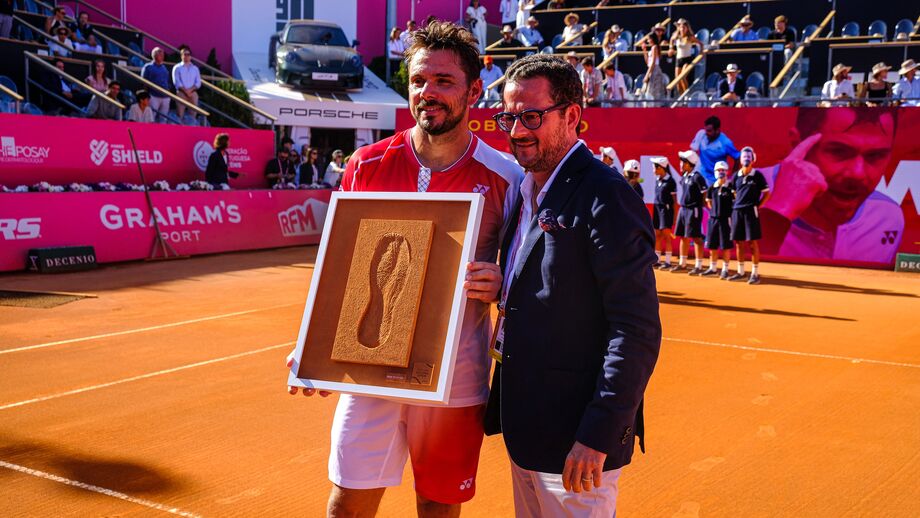 Stan Wawrinka presenteado com um quadro com a sua pisada no court do Clube de Ténis do Estoril