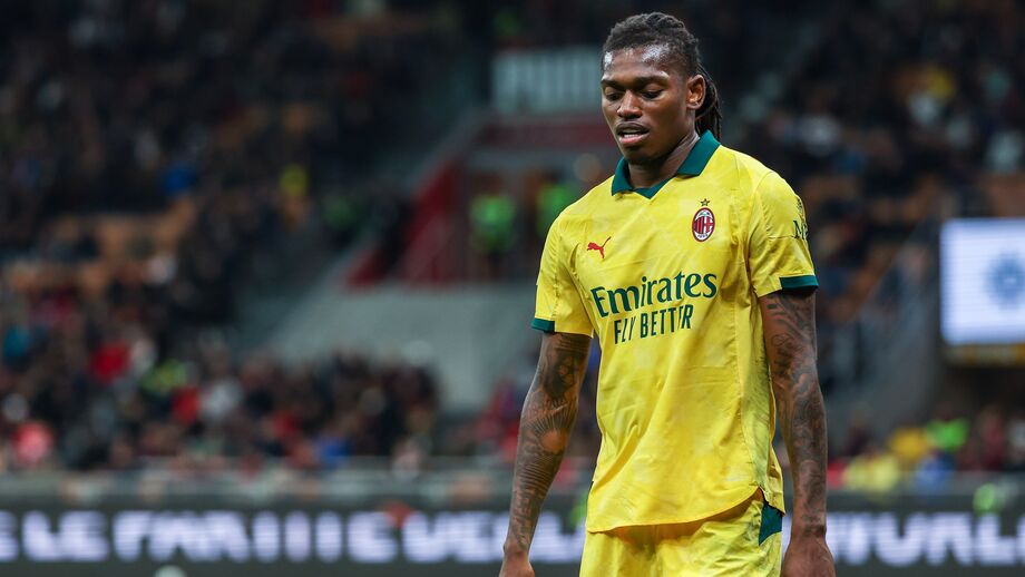 Rafael Leão cabisbaixo durante um jogo do AC Milan