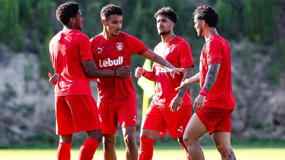 Jogadores do Santa Clara celebram