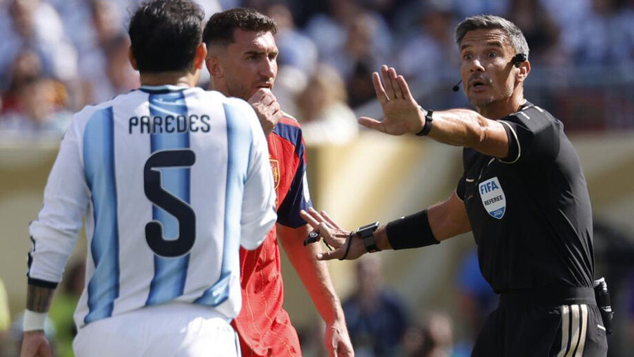 Slavko Vincic à conversa com Paredes e Laporte durante a final do Mundial