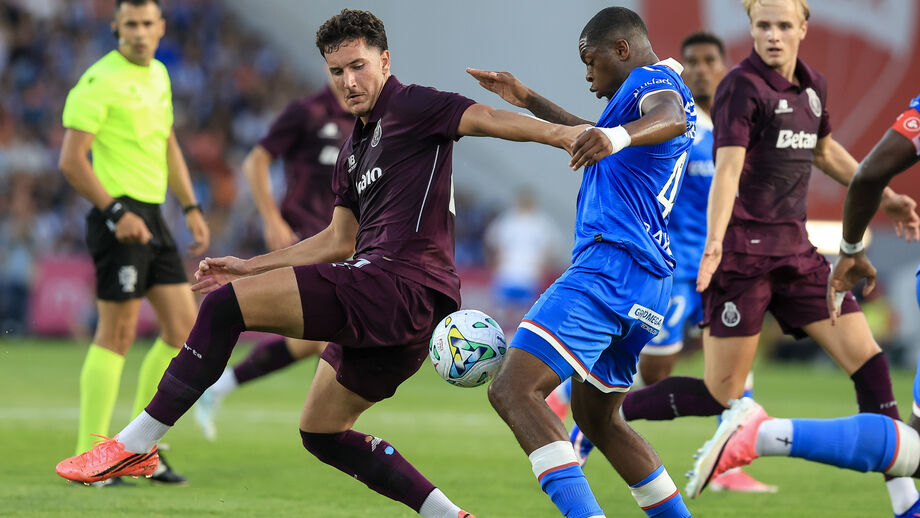 Deniz Gül luta pela bola no jogo com o Gil VIcente