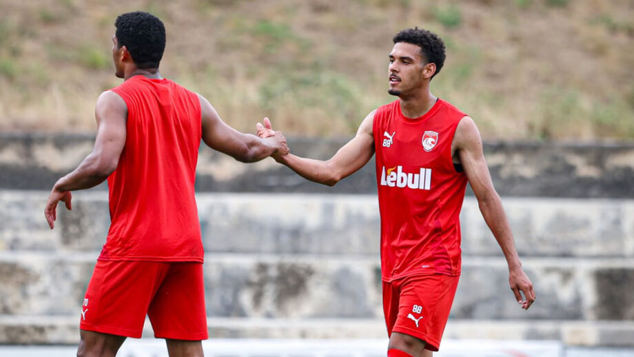 Hiago Santos (à direita) fez golo ao Moreirense