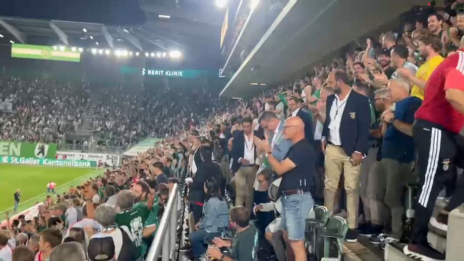Presidente encarnado até escorregou ao subir as escadas