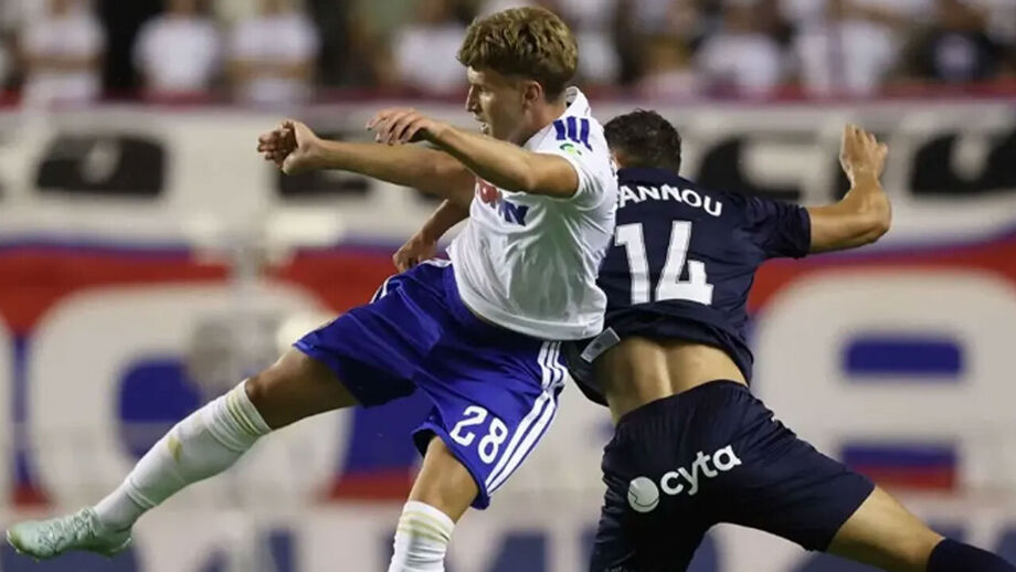 Os jogadores disputam a bola durante o Hajduk Split-Pafos 