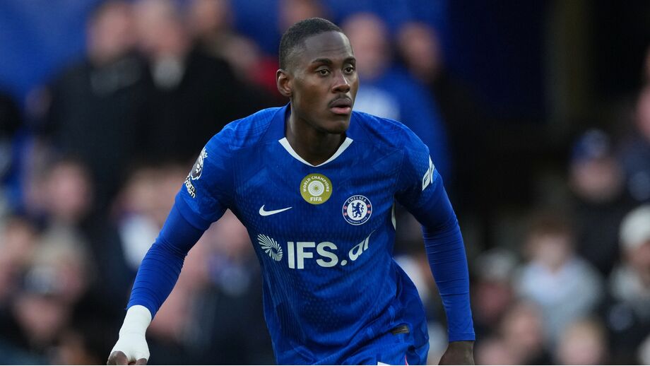 Trevoh Chalobah em campo durante o jogo entre Chelsea e Newcastle United