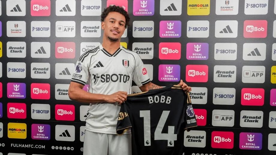 Oscar Bobb na chegada ao Fulham