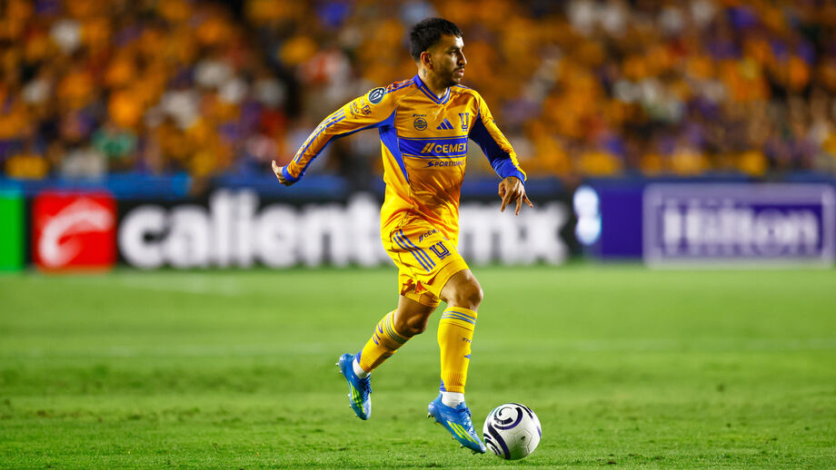 Ángel Correa controla a bola durante o jogo dos Tigres