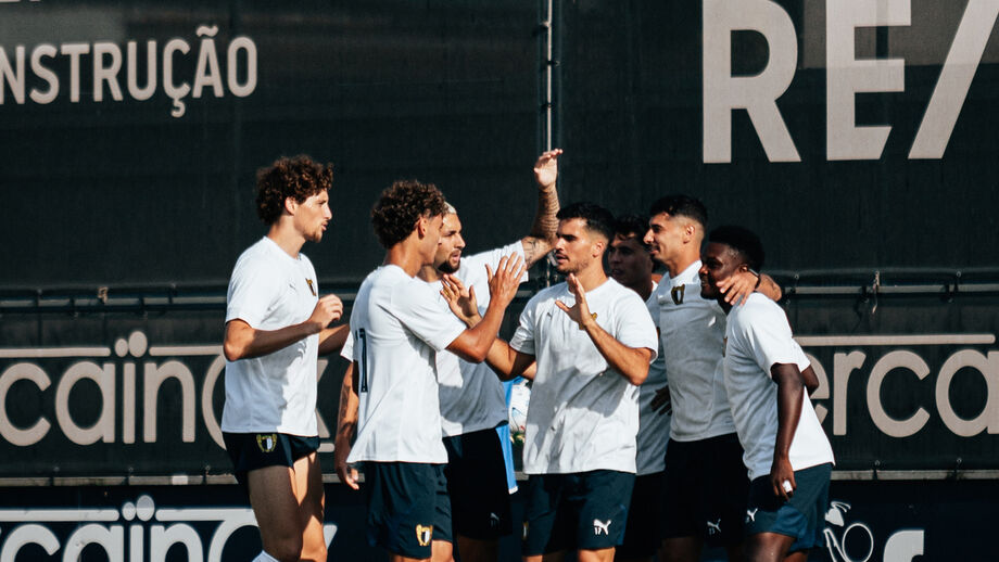 Jogadores festejam golo de Pedro Santos