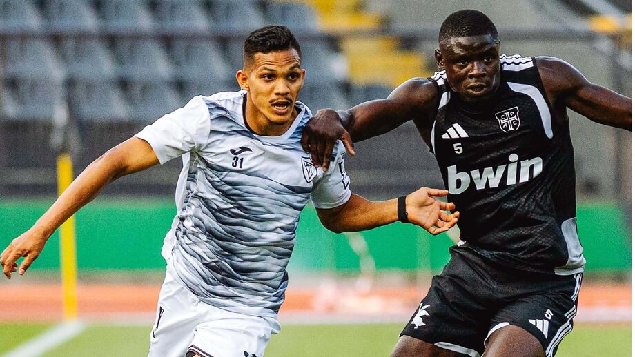 Abdu Conté (à direita) marcou frente ao Académico Viseu