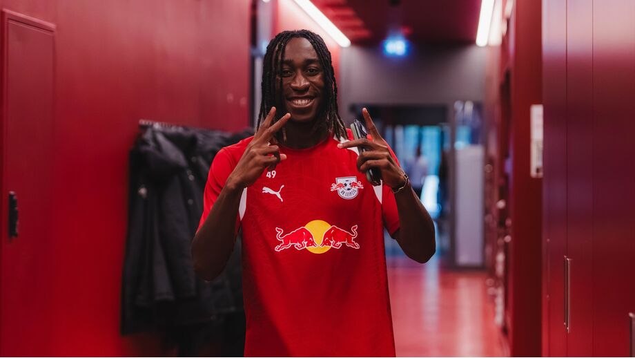 Yan Diomande no corredor de balneários do RB Leipzig