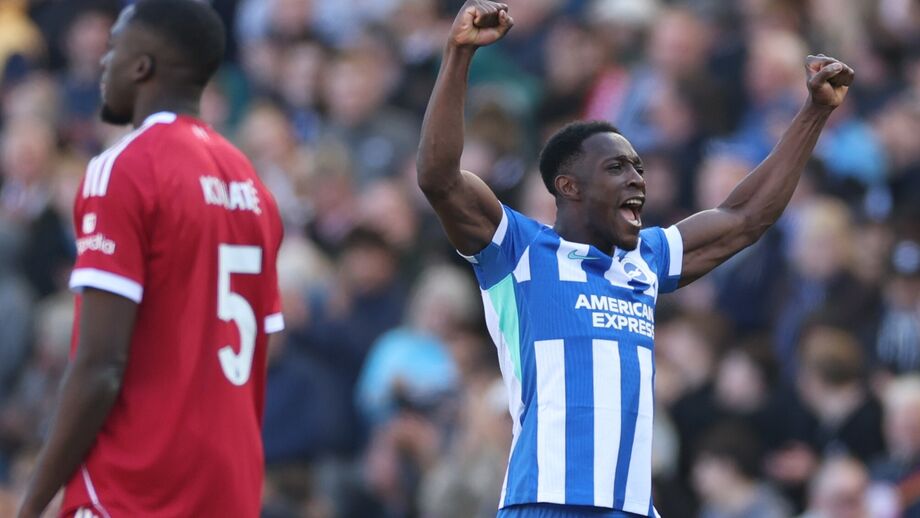 Danny Welbeck celebra golo frente ao Liverpool