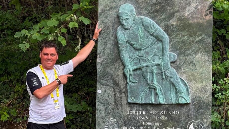 Hilário Coelho ao lado da estátua de Joaquim Agostinho no Alpe d'Huez