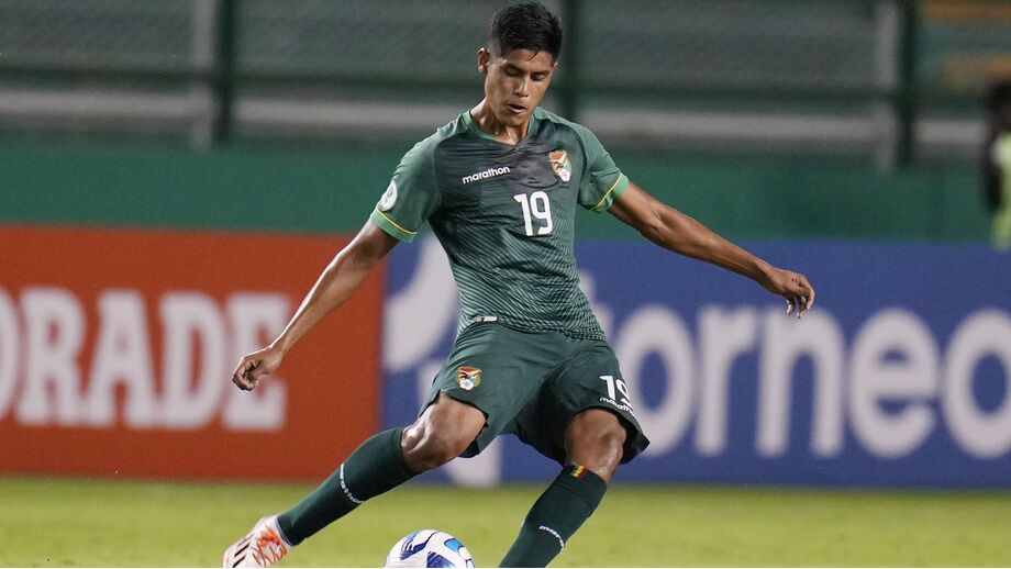 Fernando Nava em ação num jogo de futebol sub-20 contra o Chile, em Palmira, Colômbia