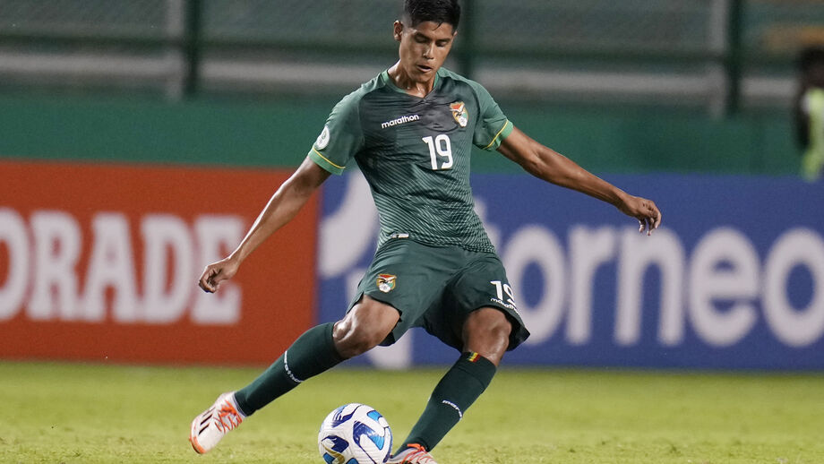 Fernando Nava em ação num jogo dos sub-20 pela Bolívia