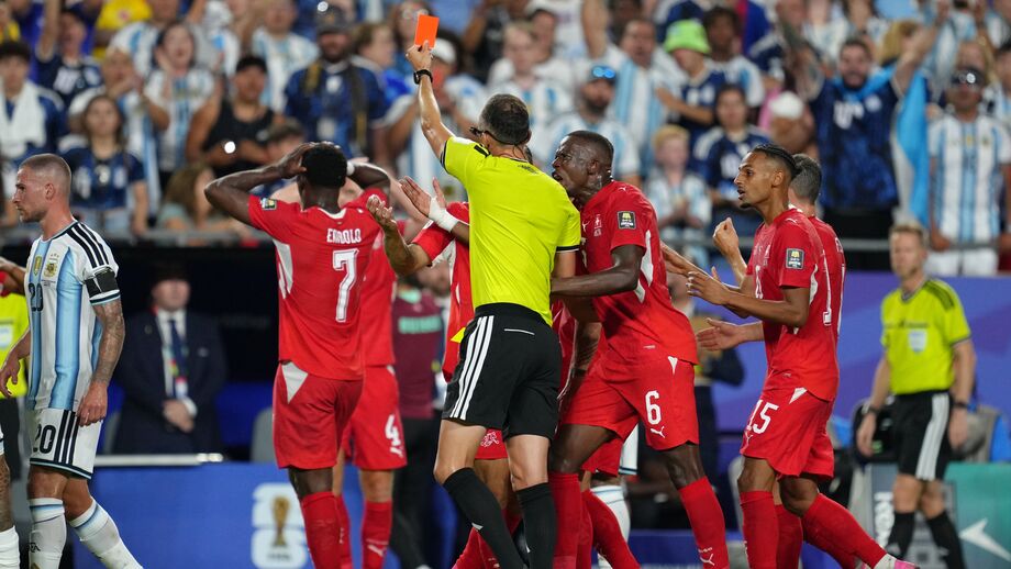 O momento em que João Pinheiro mostrou vermelho a Embolo