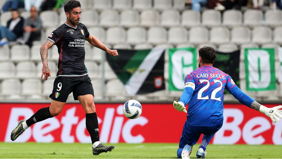 Rodrigo Pinho em ação pelo E. Amadora